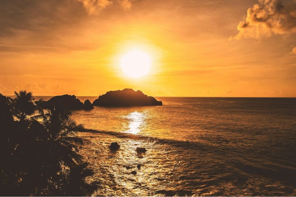 Sunset at Praia do Cachorro in Fernando de Noronha: an unforgettable experience.