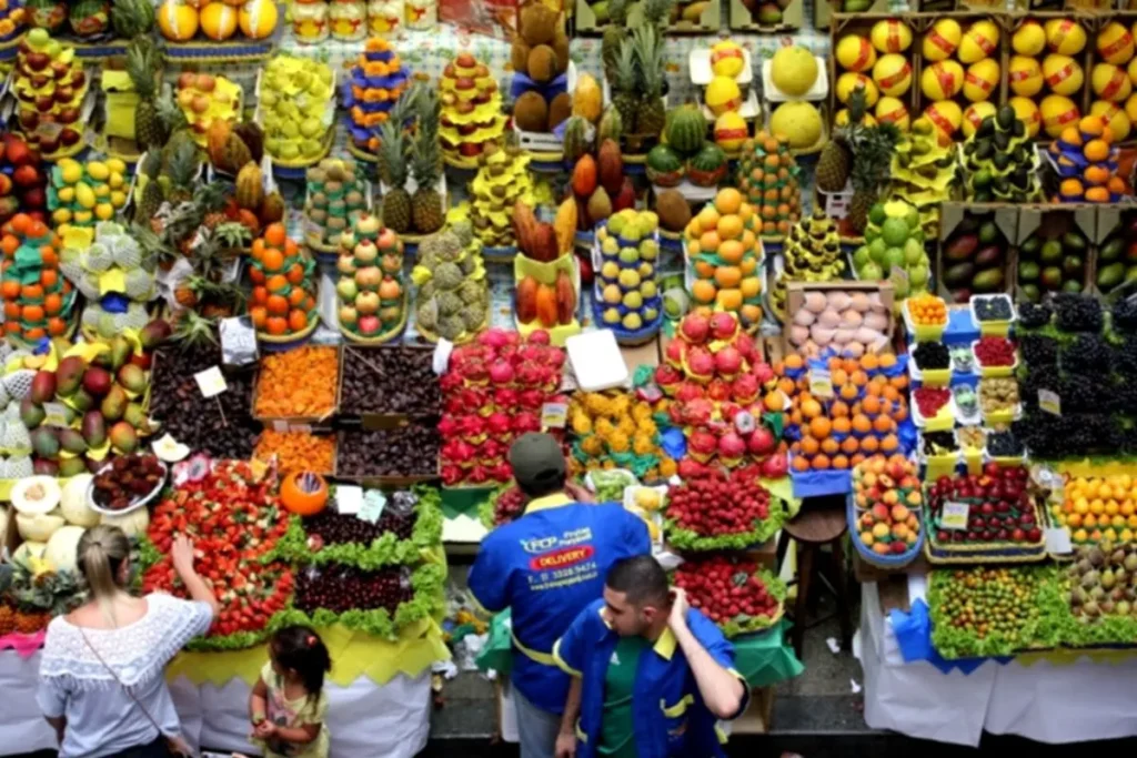 Colorful fruit stand at São Paulo’s Municipal Market – a highlight for food lovers exploring the São Paulo travel guide