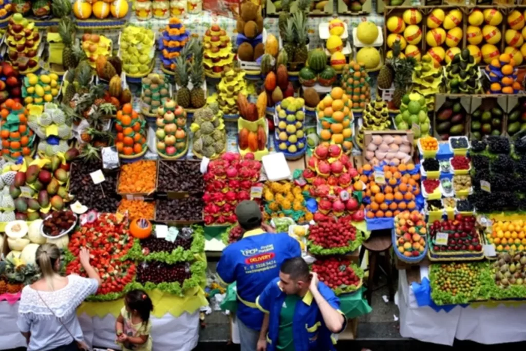 Colorful fruit stand at São Paulo’s Municipal Market – a highlight for food lovers exploring the São Paulo travel guide