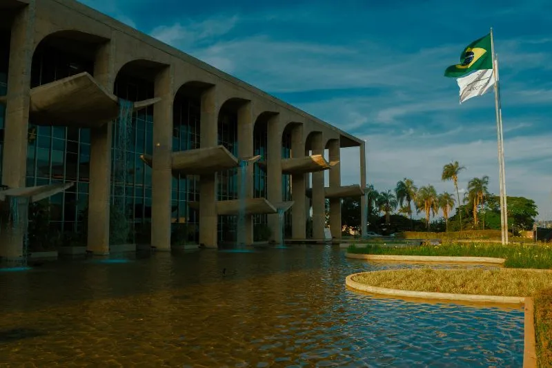 The arches and water mirror of the Itamaraty Palace, showcasing modernist architecture and Burle Marx landscaping